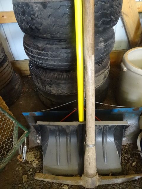 lot 219 image: Shovels