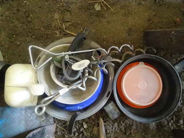 lot 220 image: Dog Dishes