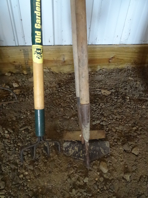 lot 442 image: 2 garden hoes