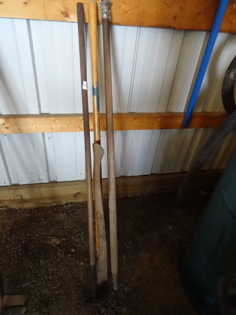 lot 443 image: Misc garden tool handles