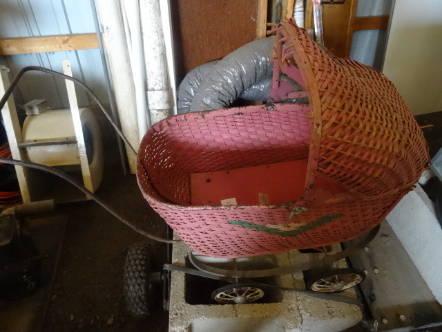 lot 255 image: Doll Buggy