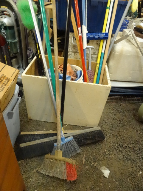 lot 338 image: Brooms
