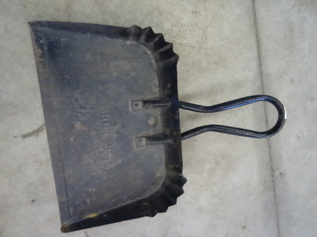 lot 362 image: Dust Pan