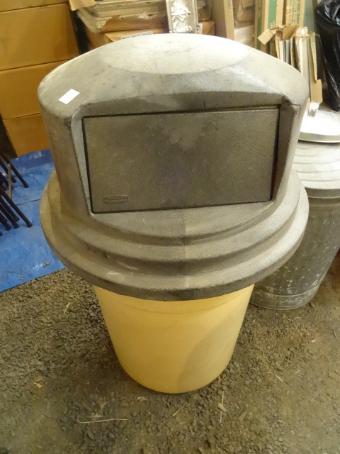 lot 370 image: Garbage Can