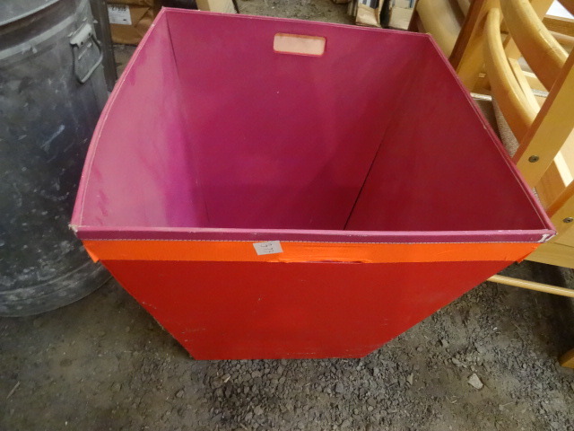 lot 373 image: Storage Tub