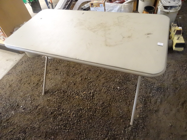 lot 402 image: Folding Table