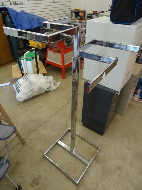 lot 429 image: Metal clothes rack.