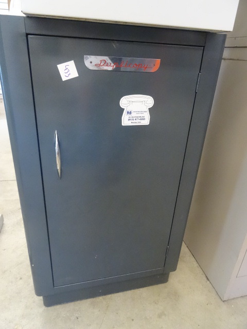 lot 433 image: Metal cabinet
