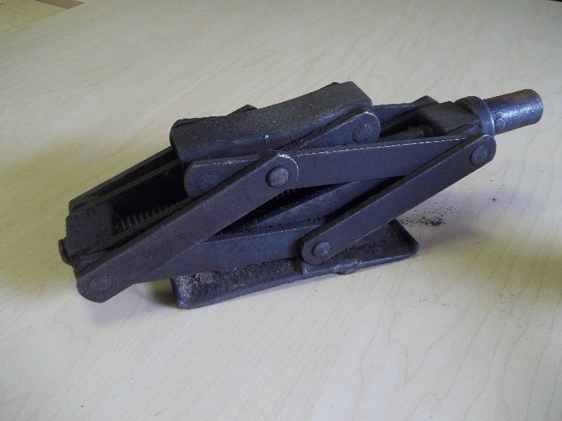 lot 16 image: Floor Jacks