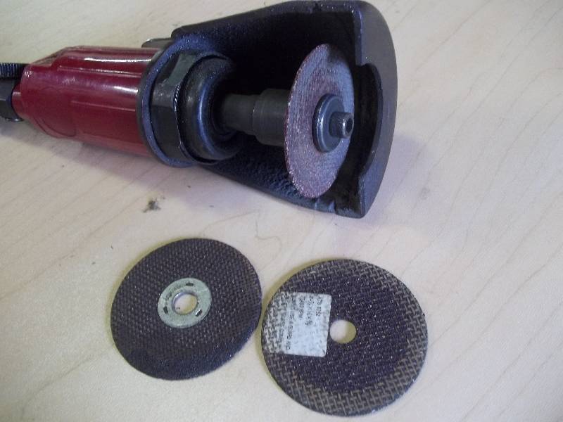 lot 32 image: Air Angle Grinder