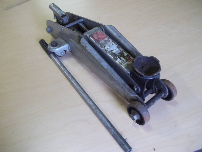 lot 43 image: Floor Jack