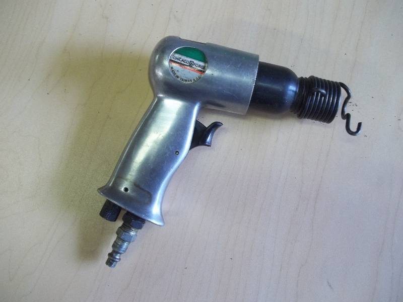 lot 47 image: Air Chisel with Attachments