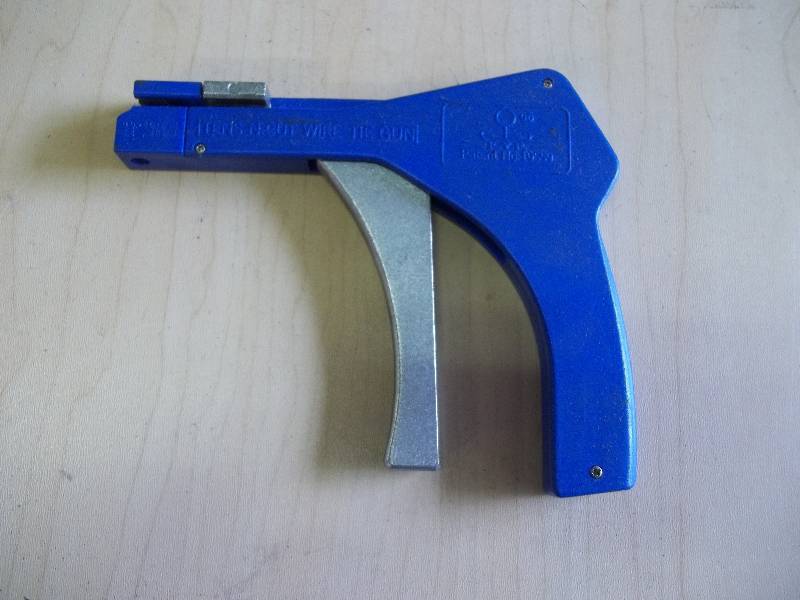 lot 64 image: Zip tie gun & Ties