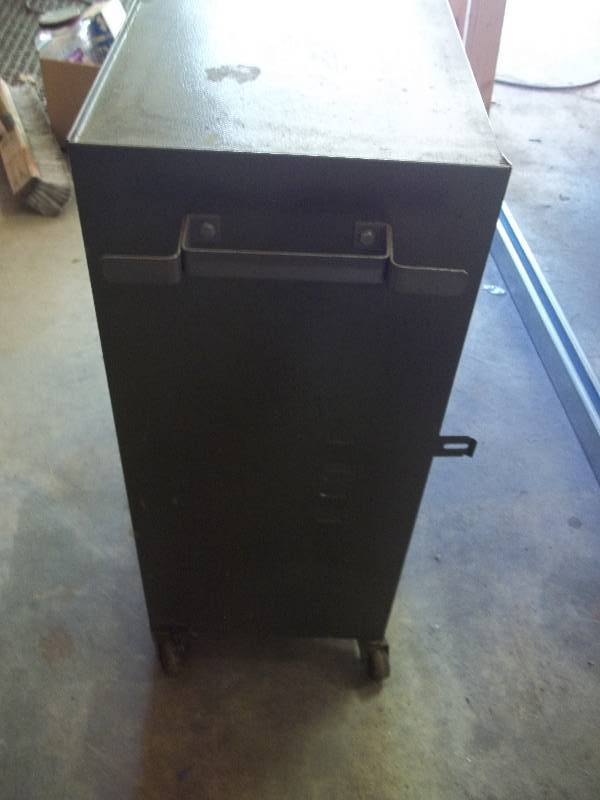 lot 152 image: Rolling Metal Cabinet