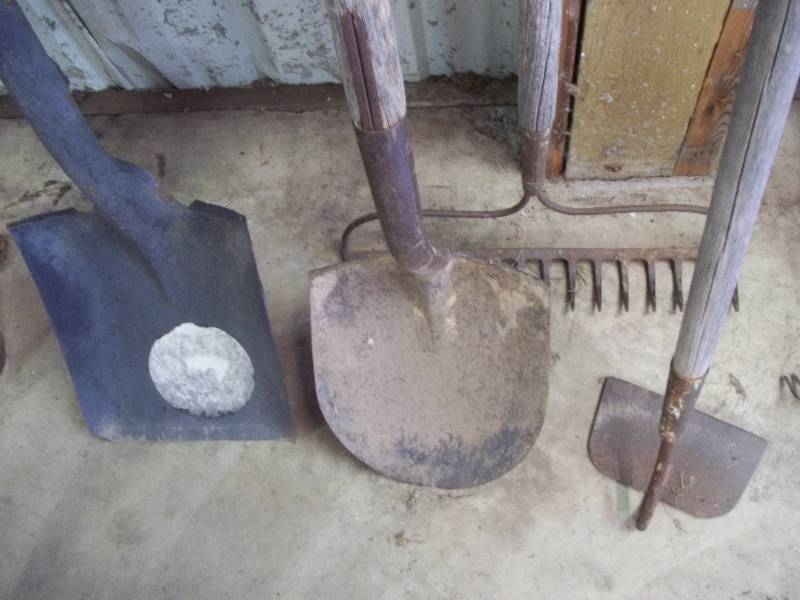 lot 390 image: Misc Yard Tools