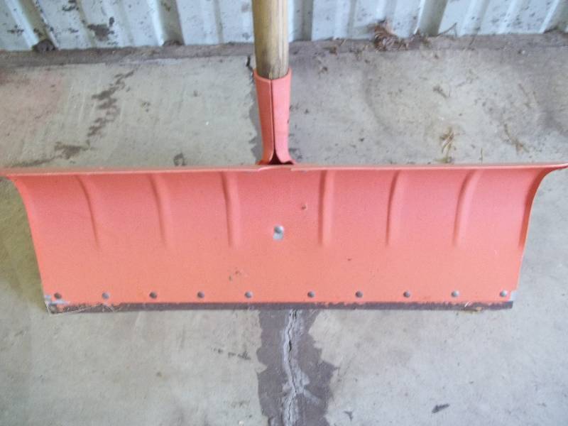 lot 395 image: Snow Shovel