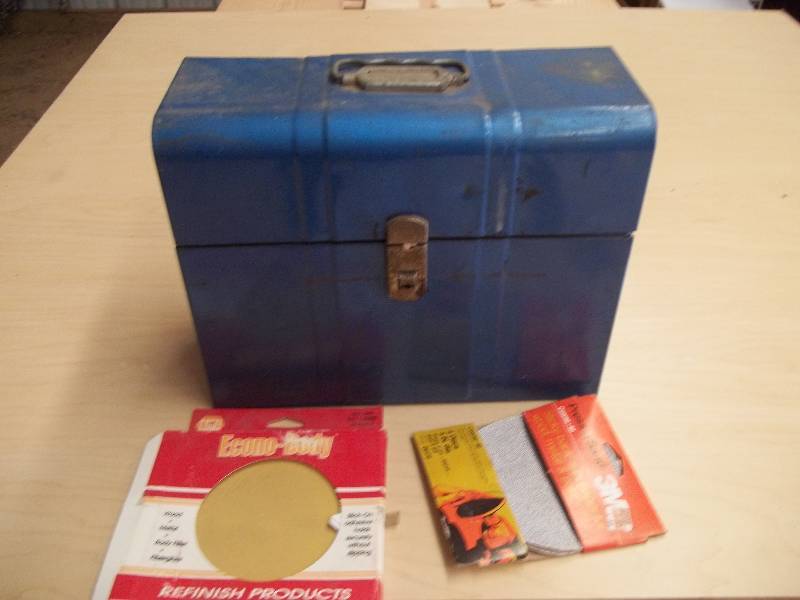 lot 513 image: Metal Box Filled with Dual Action Sander Pads