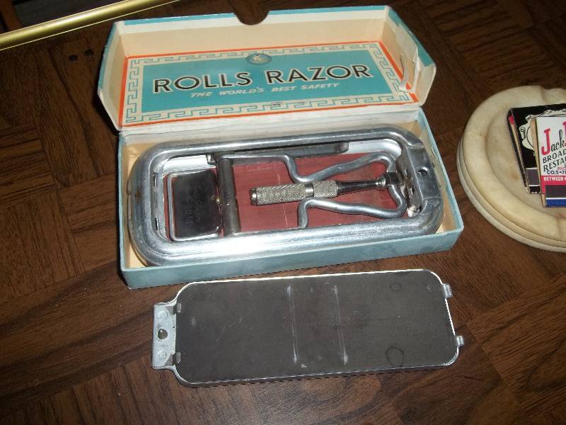 lot 623 image: Vintage Razor and Ashtray
