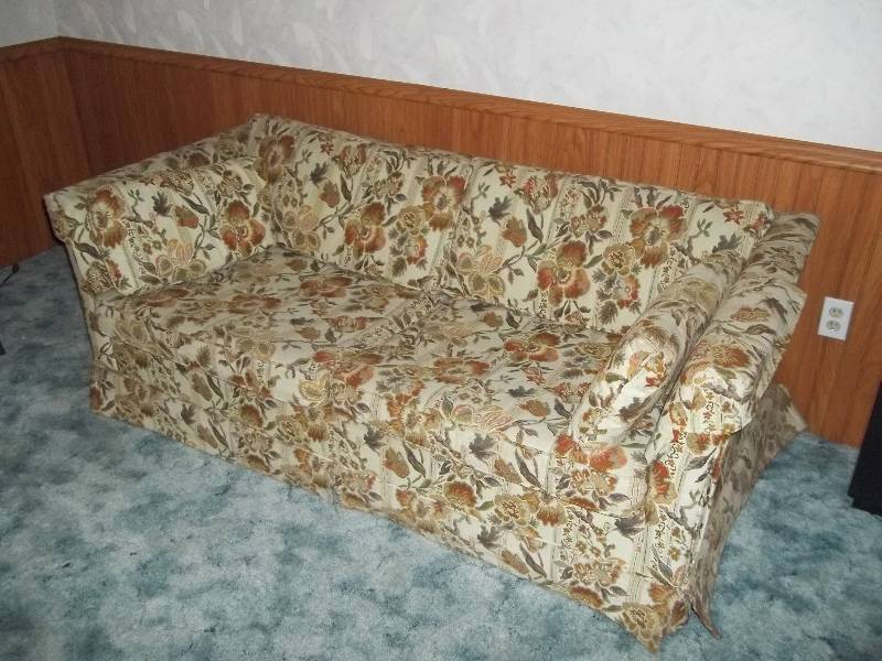 lot 660 image: Couch