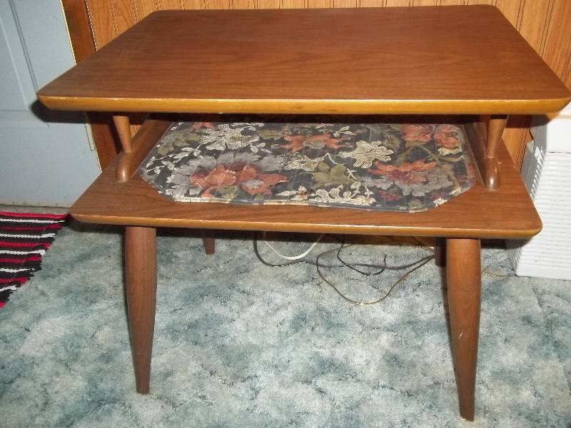 lot 662 image: Side Table