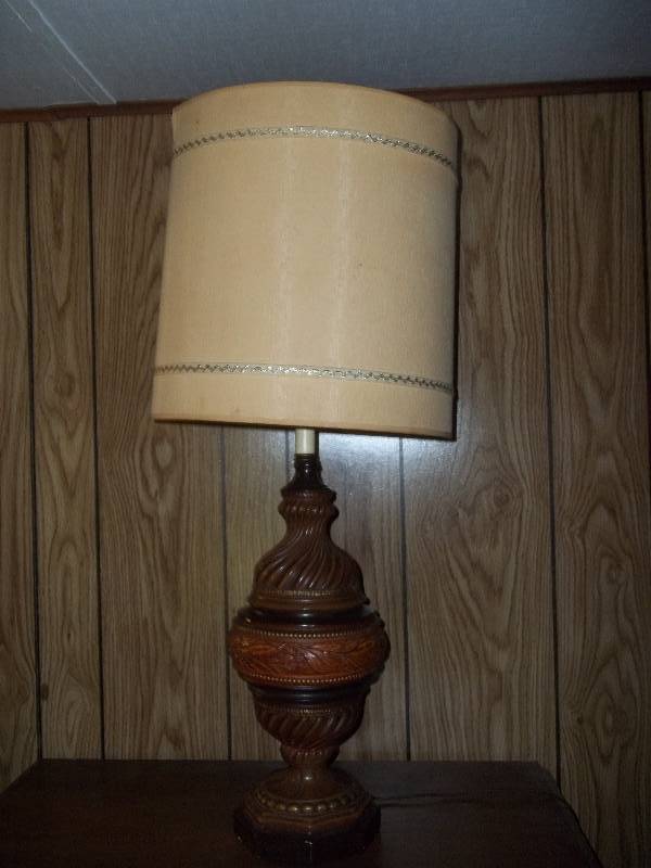 lot 674 image: Lamp