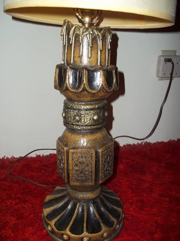lot 683 image: Lamp