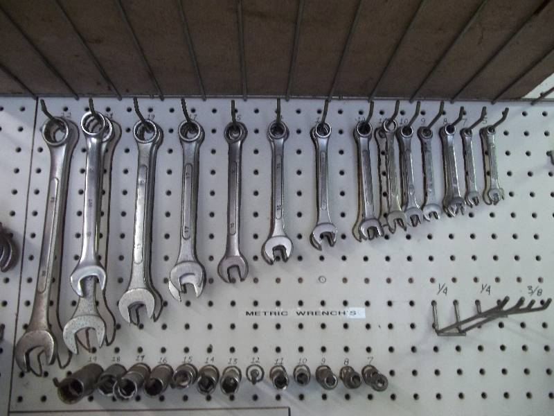 lot 129 image: Hand Tools and Cordless Electric 14 Drive Ratchet