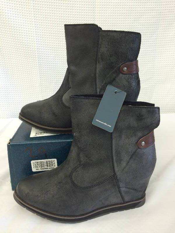 lot 29 image: womens emu boots size 9 retail $119