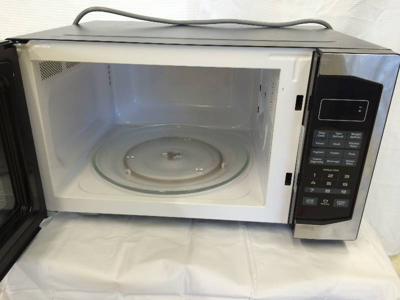 lot 112 image: Chefs Mark 1100 Watt Microwave Oven 1.6 cu ft EM145A5L