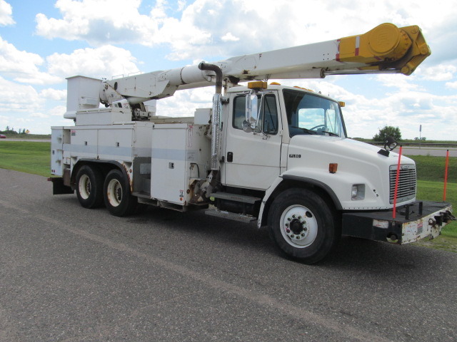 lot 4 image: 2000 Freightliner FL80 Double Bucket