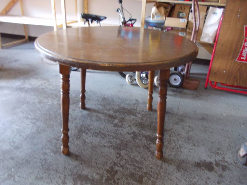 lot 46 image: 42 Inch Round Table