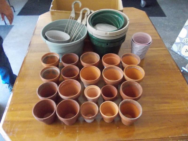 lot 32 image: Box Lot Of Assorted Planter Pots