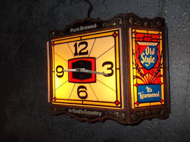lot 35 image: Lighted Bar SignClock