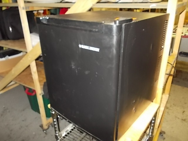lot 4 image: Small Refrigerator