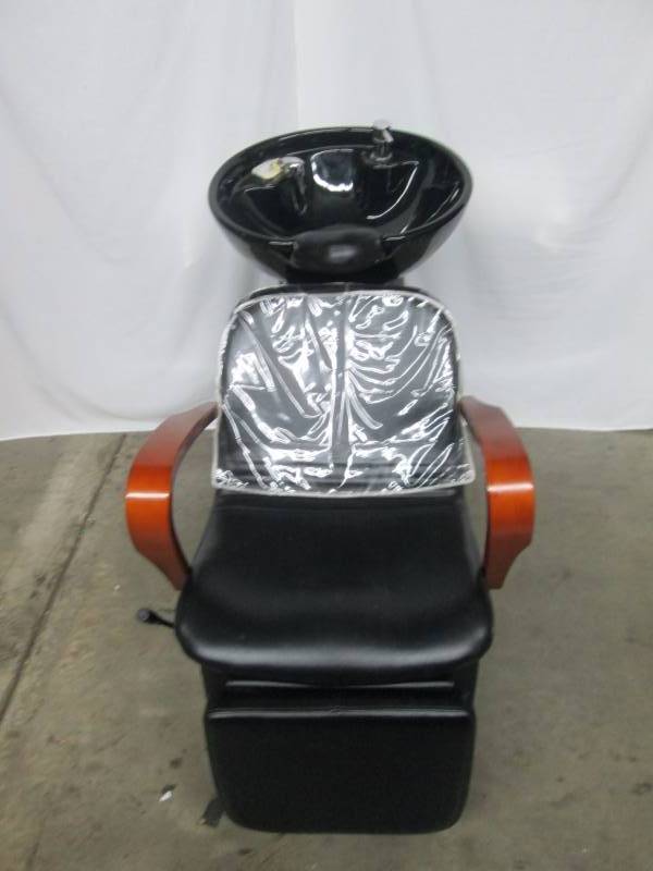 lot 1 image: Salon Shampoo Chair