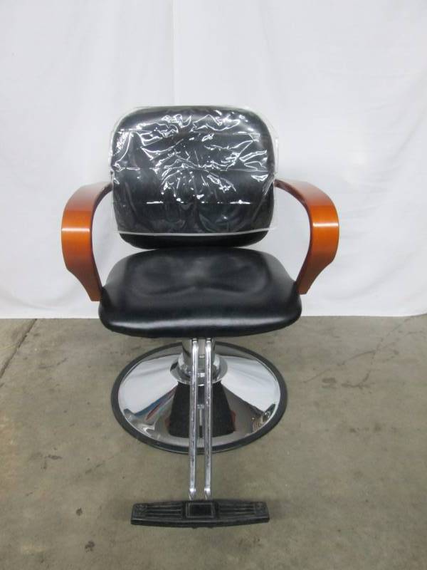 lot 3 image: Salon Chair