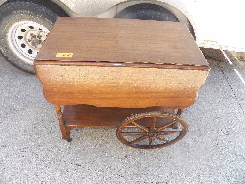 Serving cart wglass tray