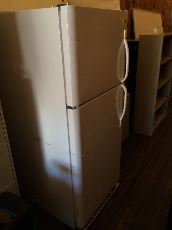 Frigidare Refrigerator  Freezer  20 cu ft  Works