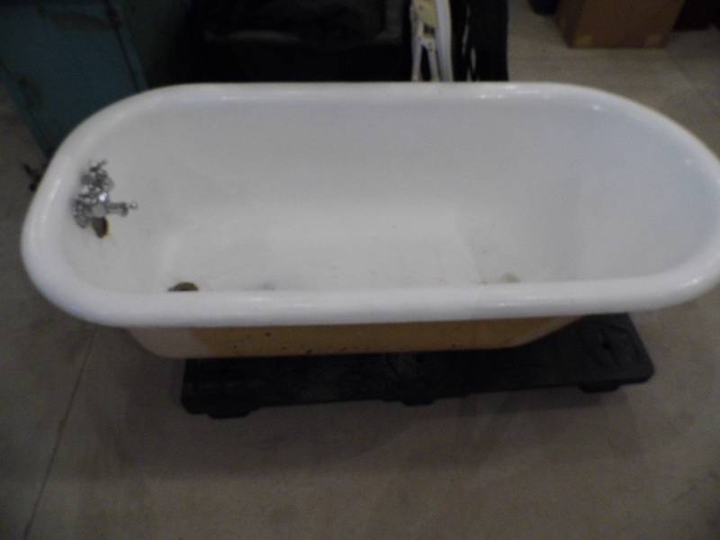 Claw Foot Tub w Feet