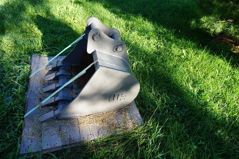 lot 16 image: W3 Brand 24 Back Hoe Excavation Bucket