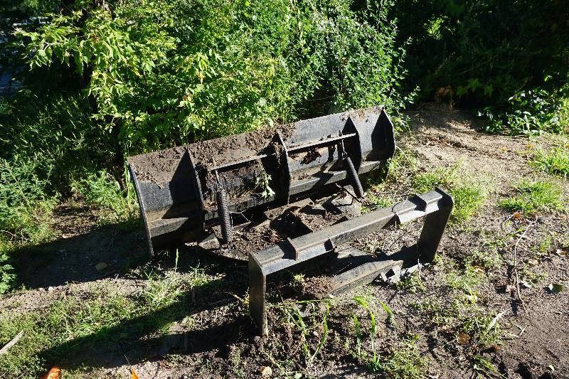 lot 11 image: Universal Mount Bobcat Skid Loader Skid Steer 6 Snow Plow Attachment