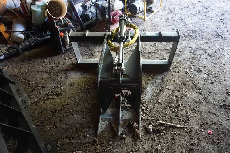 lot 8 image: Wildkat Brand Universal Mount Bobcat Skid Loader Skid Steer Stump Grapple Bucket