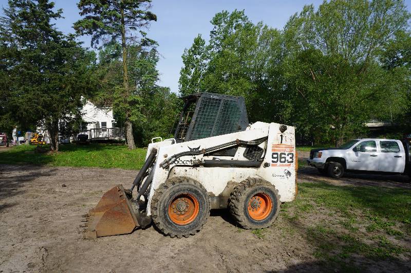 lot 2 image: 1999 Bobcat 963 Skid Loader Skid Steer