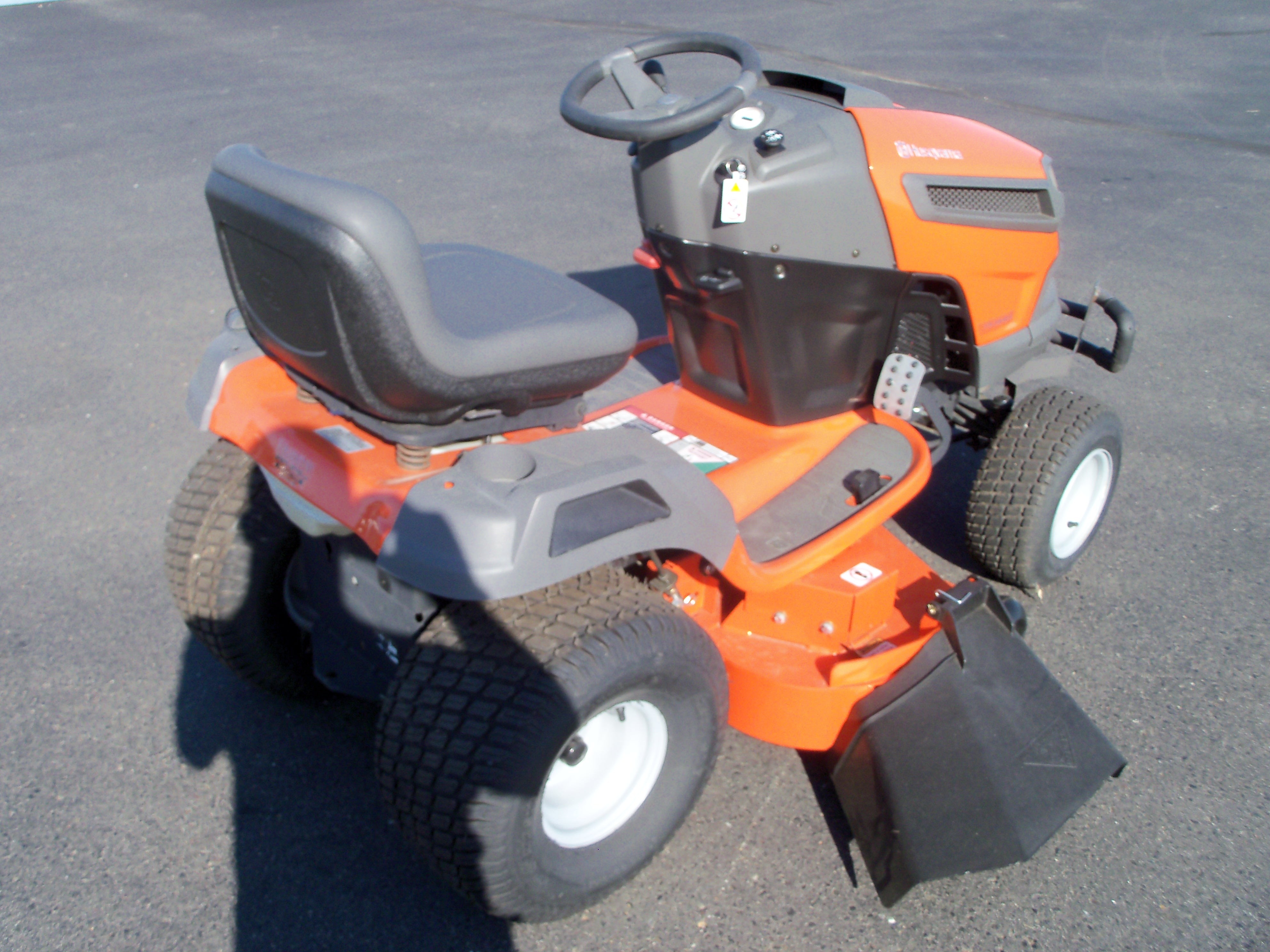 NEW Husqvarna YTH24V42LS