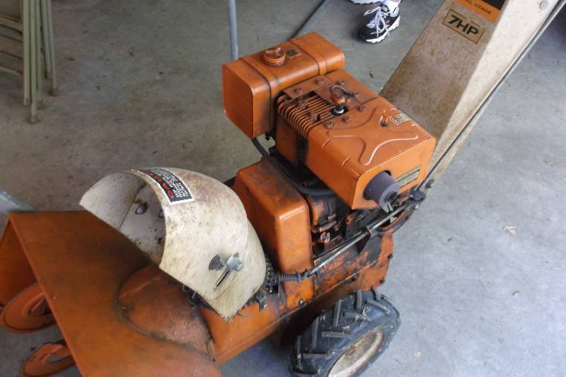 lot 16 image: Snow Blower