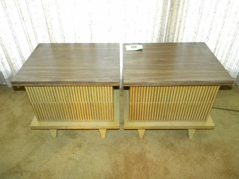 lot 8 image: 2 American of Martinsville Nightstands