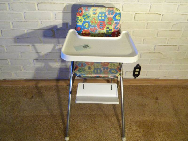 lot 13 image: Vintage Childrens High Chair