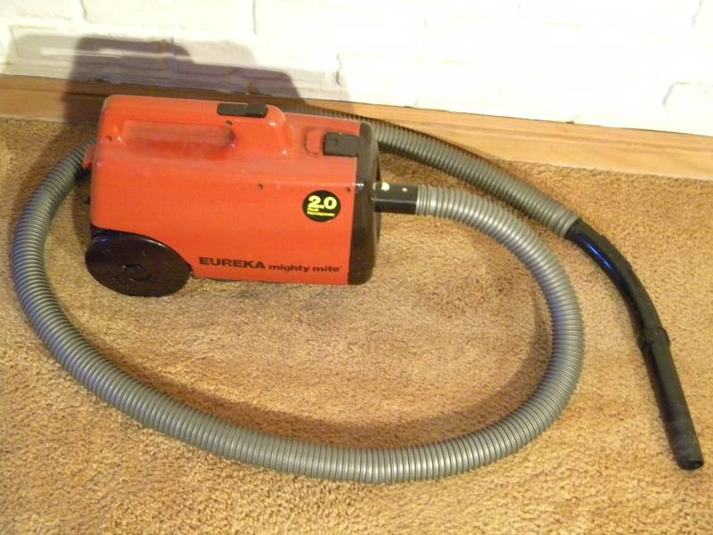 lot 16 image: Eureka Mighty Might 2.0 Vacuum