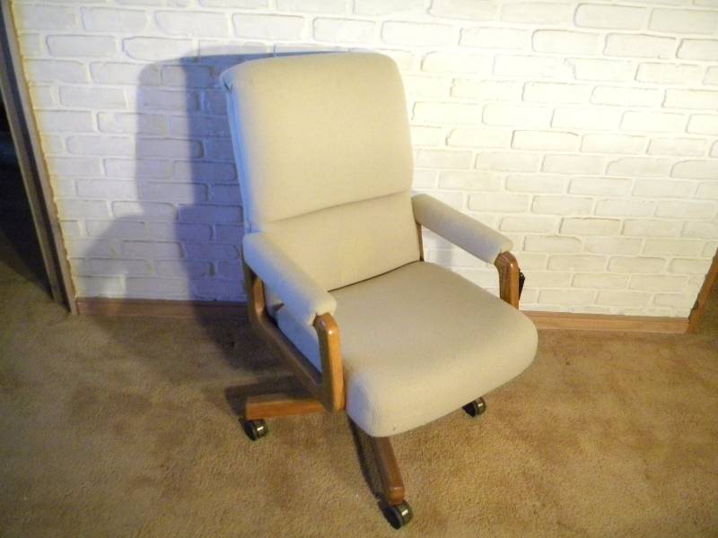 lot 24 image: Rolling Office Chair