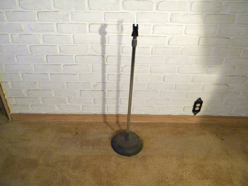 lot 25 image: Adjustable Microphone Stand